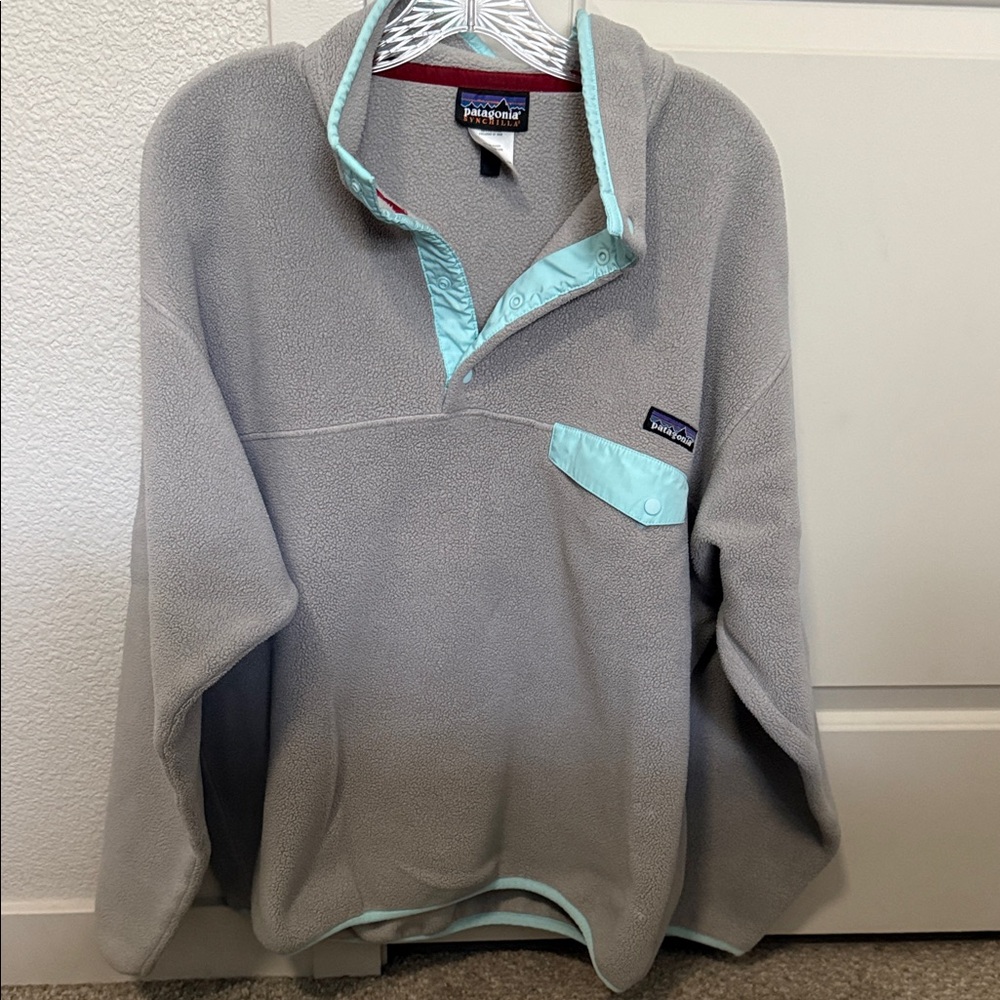 RARE COLOR. Men’s Patagonia Gray and Light Blue Zip Up Sweater
